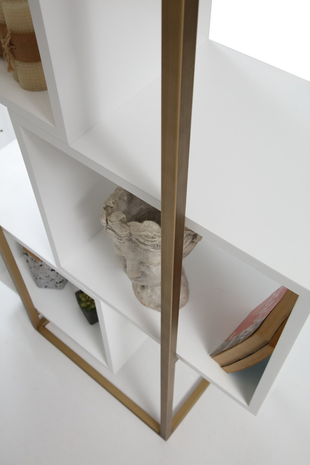 Cruze Display Shelf by TabaHome